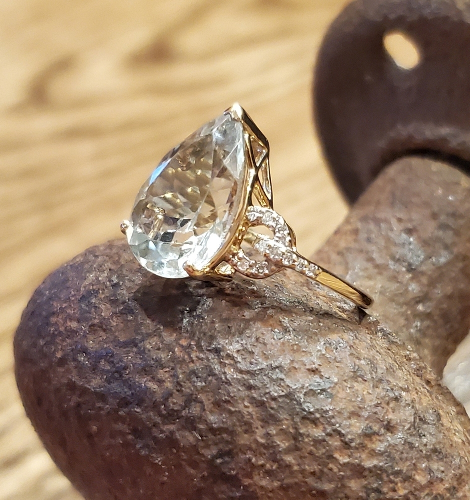 Light Green Stone and .09ctw Diamond Ring Dynasty Jewelry and Loan