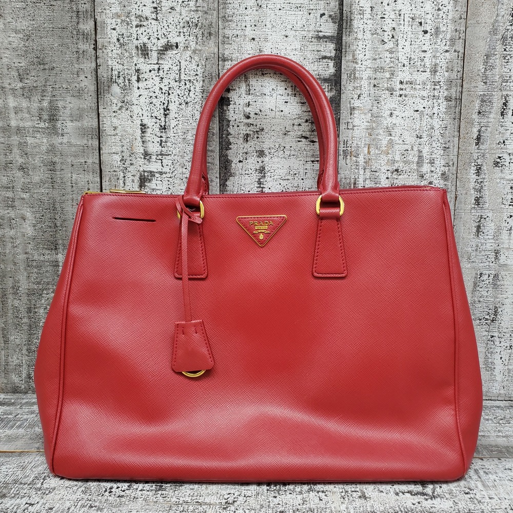 PRADA: Medium Galleria bag in saffiano leather - Red