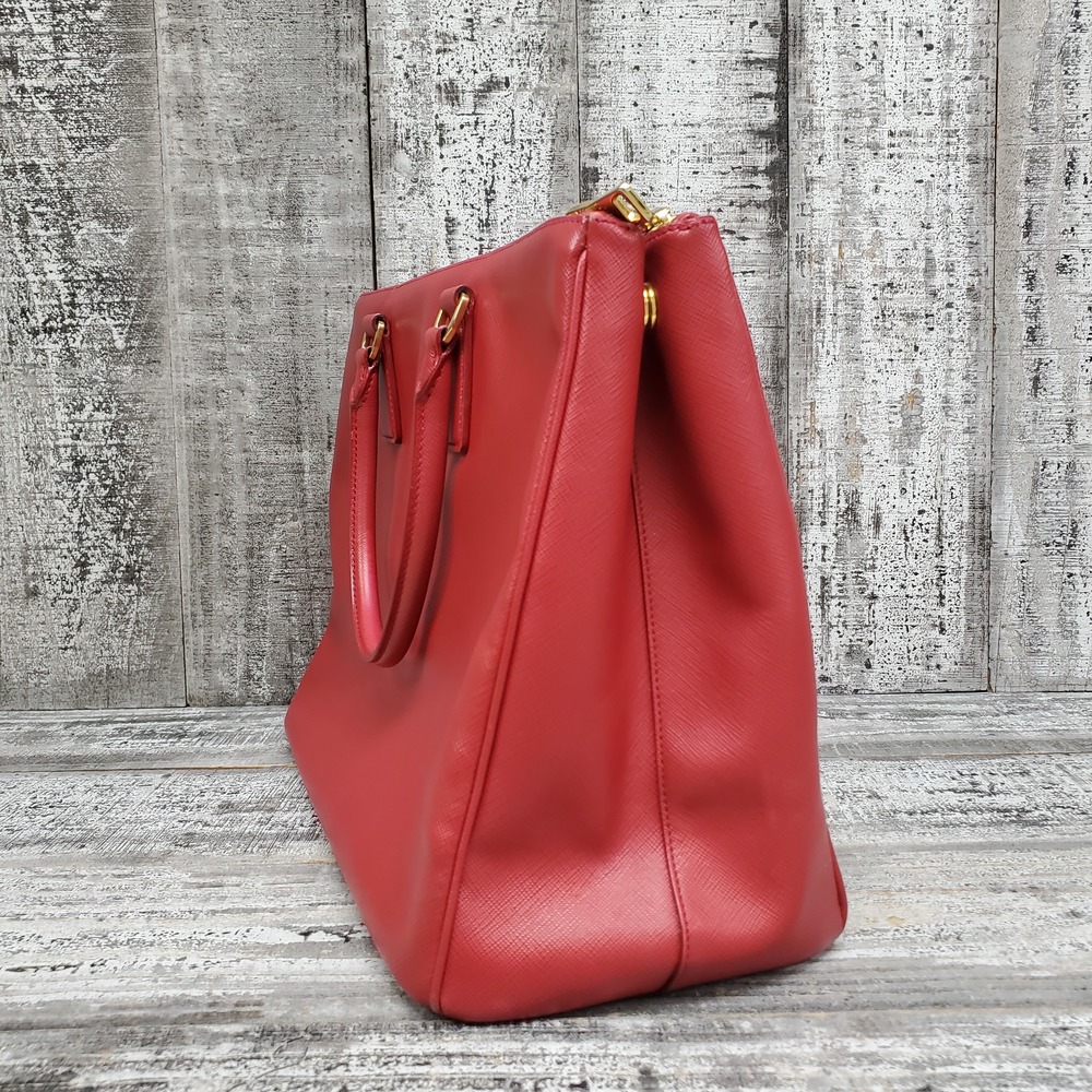 PRADA: Medium Galleria bag in saffiano leather - Red